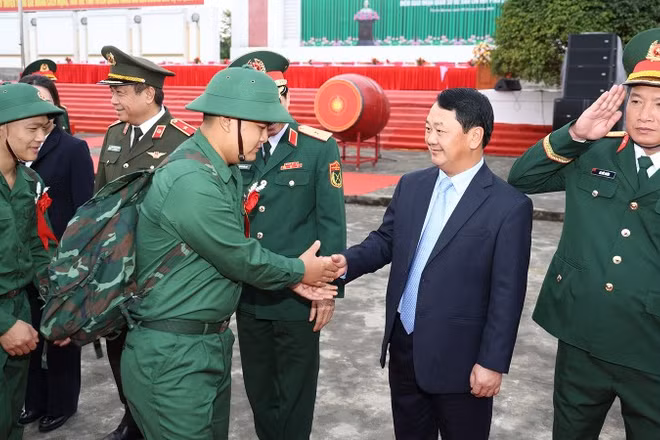 Đồng chí Hầu A Lềnh, Ủy viên Trung ương Đảng, Bí thư Tỉnh ủy Tuyên Quang động viên tinh thần thanh niên lên đường nhập ngũ.