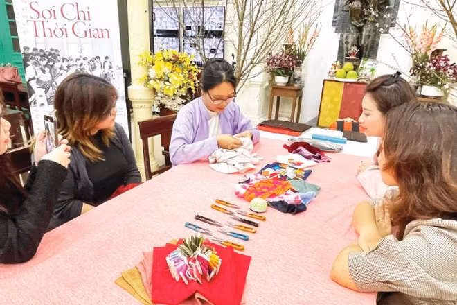 Một buổi thực hành kỹ thuật thêu trong dự án “Sợi chỉ thời gian”.