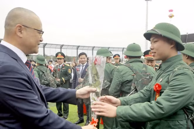 Bí thư Tỉnh ủy Phú Thọ Phạm Đại Dương tặng hoa động viên tân binh khu vực Vĩnh Phúc lên đường nhập ngũ.