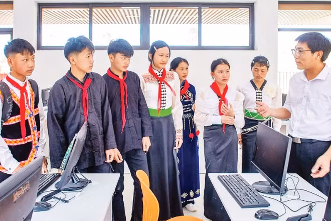 Phòng học được đầu tư trang thiết bị hiện đại tại Trường phổ thông nội trú liên cấp tiểu học và trung học cơ sở Si Pa Phìn, tỉnh Điện Biên. (Ảnh VIỆT LINH)