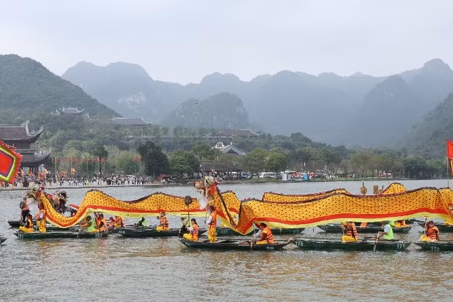 Đoàn thuyền rồng rước nước từ hồ Tam Chúc lên núi Ngọc. (Ảnh: ĐÀO PHƯƠNG)
