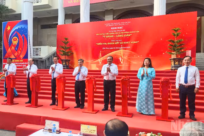 Nghi thức cắt băng khai mạc trưng bày.
