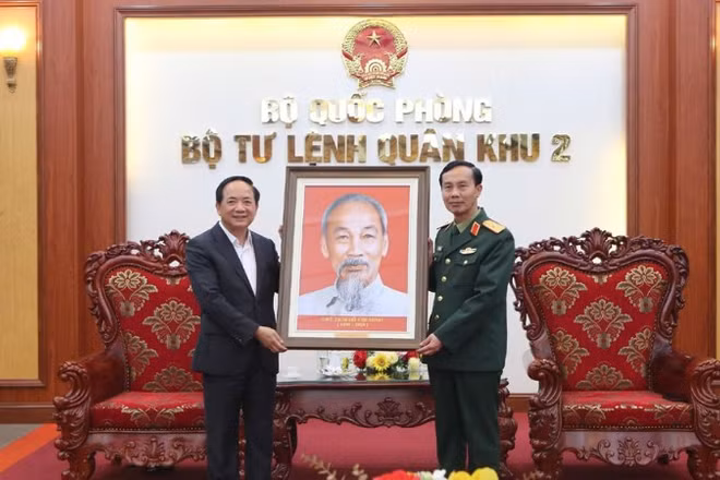 Đồng chí Trịnh Văn Quyết tặng Quân khu 2 bức tranh Bác Hồ với mong muốn cán bộ, chiến sĩ lực lượng vũ trang Quân khu luôn ghi nhớ và làm theo lời Bác dạy.