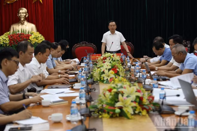 Phó Chủ tịch Ủy ban nhân dân tỉnh Phú Thọ Quách Tất Liêm chủ trì hội nghị tháo gỡ khó khăn cho các dự án. (Ảnh: TRẦN HẢO)