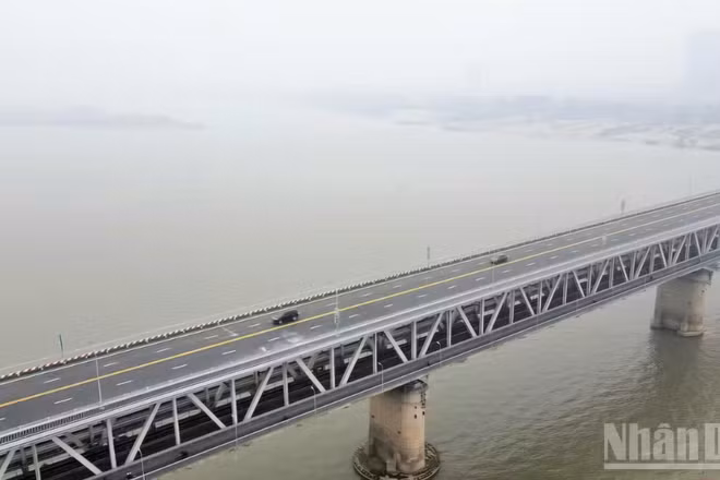 Hà Nội sẽ điều chỉnh tổ chức giao thông nhằm phục vụ thi công khe co giãn phía bắc cầu Thăng Long và thảm bê-tông nhựa sửa chữa mặt cầu. (Ảnh: BND)