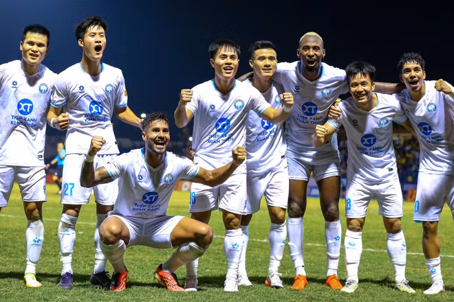 Niềm vui chiến thắng của các cầu thủ đội Thép Xanh Nam Định trước Thanh Hóa. (Ảnh: LÂM THỎA)