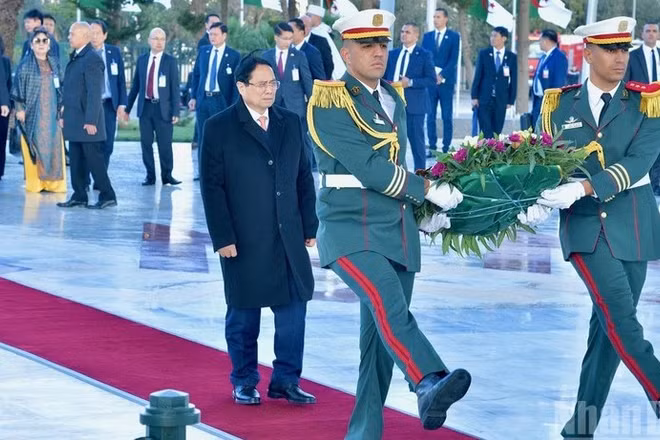 Thủ tướng Chính phủ Phạm Minh Chính đến đặt vòng hoa tại Đài Tưởng niệm Liệt sĩ ở thủ đô Algiers. (Ảnh: THANH GIANG)