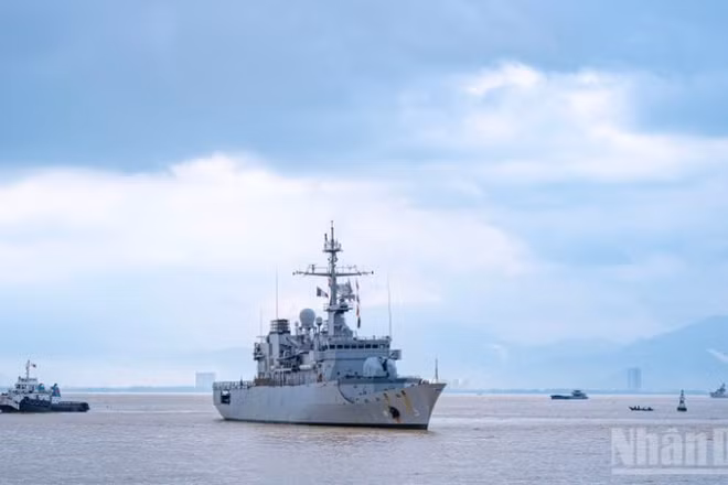 Tàu tuần dương Prairial cập cảng Tiên Sa, thành phố Đà Nẵng.