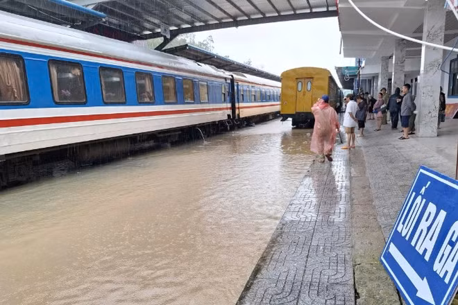 Nhiều điểm ngập nước, sạt lở và tiềm ẩn nguy cơ mất an toàn chạy tàu, ngành Đường sắt buộc phải ngừng hoạt động 25 đoàn tàu.