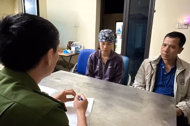 Lực lượng chức năng làm việc với các đối tượng dùng dòng điện công suất cao để đánh bắt thủy sản trên sông.