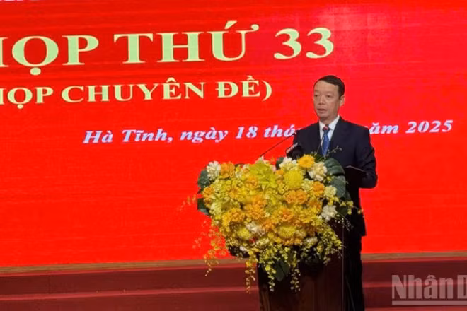 Đồng chí Phan Thiên Định, Chủ tịch Ủy ban nhân dân tỉnh Hà Tĩnh phát biểu nhận nhiệm vụ.