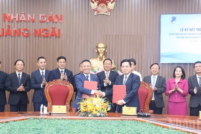 Lãnh đạo tỉnh Quảng Ngãi và Tập đoàn VNPT thực hiện nghi thức ký kết thỏa thuận hợp tác về phát triển khoa học công nghệ, đổi mới sáng tạo và chuyển đổi số giai đoạn 2025-2030.