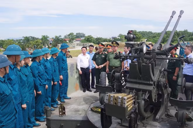 Đoàn công tác Ủy ban Quốc phòng-An ninh Quốc hội kiểm tra công tác sẵn sàng chiến đấu tại Đại đội phòng không, Ban Chỉ huy khu vực phòng thủ Công ty cổ phần gang thép Thái Nguyên.