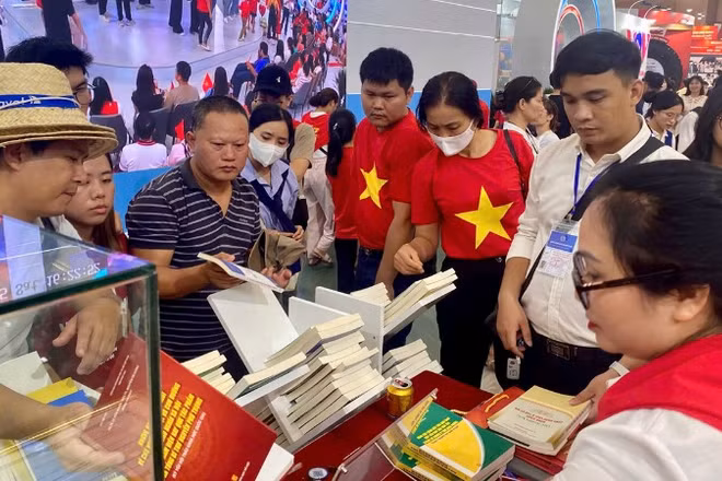 Hoạt động tặng sách tại gian trưng bày của Viện Hàn lâm Khoa học xã hội Việt Nam trong Triển lãm “80 năm hành trình Độc lập-Tự do-Hạnh phúc”.