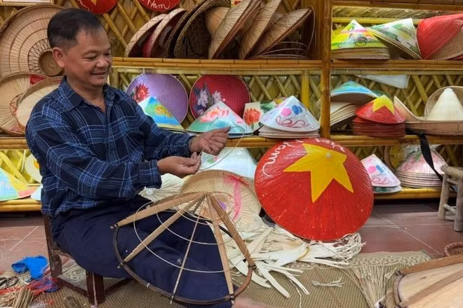 Nghệ nhân Lê Văn Tuy tỉ mỉ bứt vòng nón.