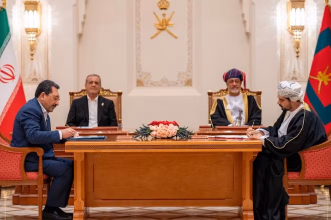 Quốc vương Oman Haitham bin Tariq Al Said (bên phải, phía sau) và Tổng thống Iran Masoud Pezeshkian (bên trái, phía sau) tham dự lễ ký kết tại Muscat, Oman, ngày 27/5/2025. (Nguồn: TÂN HOA XÃ)