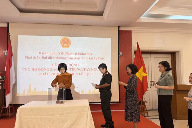 Đại sứ Phái đoàn thường trực Việt Nam tại ASEAN Tôn Thị Ngọc Hương và các cán bộ Việt Nam tại lễ quyên góp. (Ảnh: TTXVN)