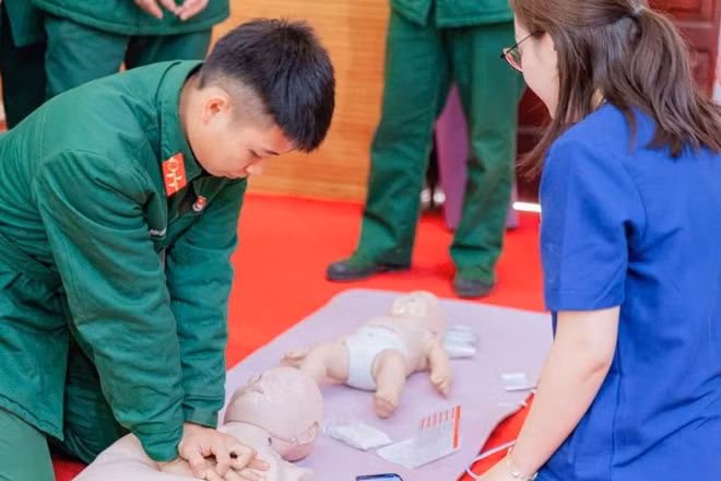 Cán bộ y tế Bệnh viện đa khoa Hùng Vương hướng dẫn chiến sĩ Sư đoàn 316 kỹ năng xử trí cấp cứu.