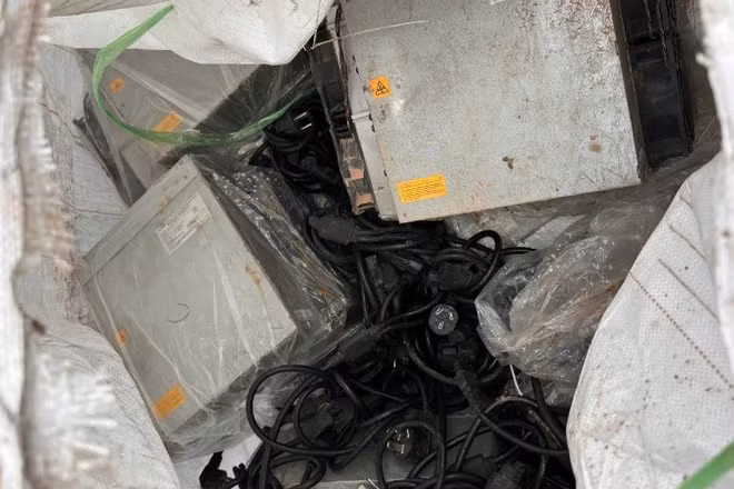 Máy "đào" tiền điện tử trong lô hàng lậu bị Công an Quảng Trị thu giữ.