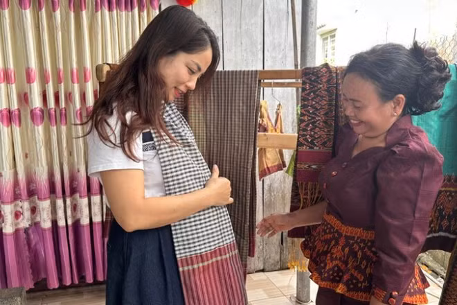 Nghệ nhân Néang Chanh Ty giới thiệu các sản phẩm của Hợp tác xã với khách du lịch.