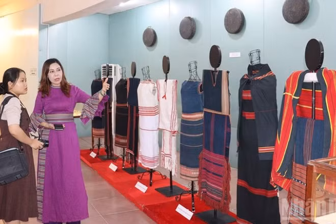 Giới thiệu trang phục truyền thống các dân tộc thiểu số ở các xã phía tây tỉnh Quảng Ngãi tại Tuần Di sản văn hóa Quảng Ngãi năm 2025.