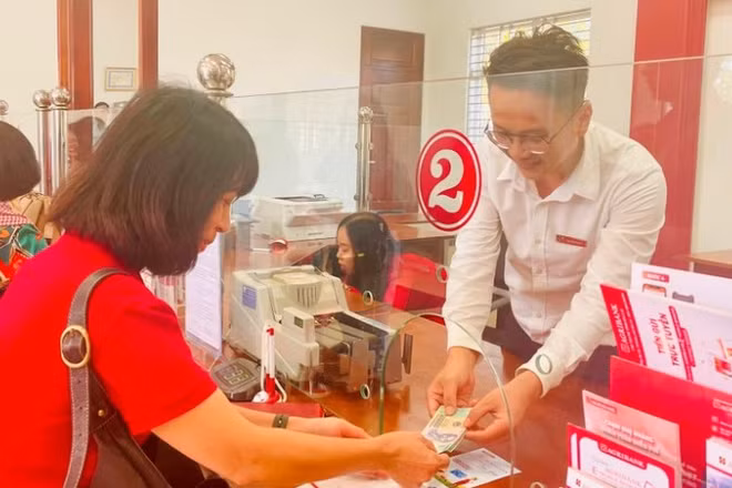 Khách hàng giao dịch tại chi nhánh Ngân hàng Agribank. (Ảnh: HỒNG ANH)