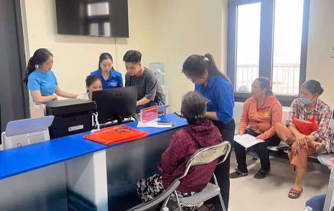 Thanh niên hướng dẫn người dân trong xã giải quyết các thủ tục hành chính.