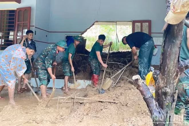 Cán bộ, chiến sĩ Lữ đoàn 574 giúp nhân dân sau mưa lũ.