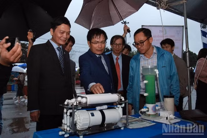 Các đại biểu tham quan gian hàng trưng bày sản phẩm, giải pháp công nghệ.