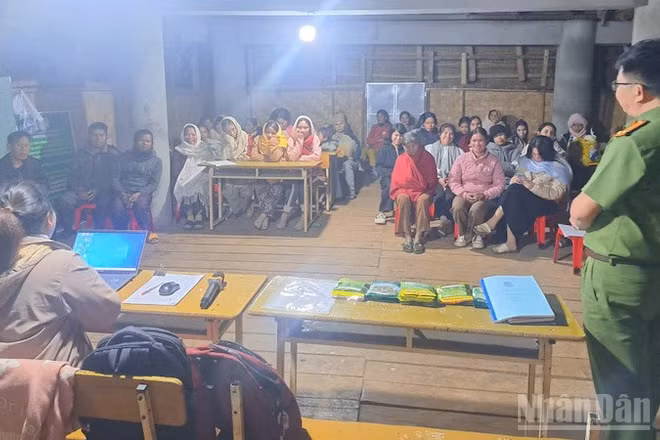 Lực lượng Công an xã Đăk Ui tuyên truyền, vận động người dân giao nộp vũ khí, vật liệu nổ, công cụ hỗ trợ.