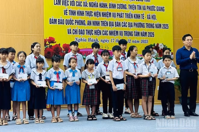 Chủ tịch Ủy ban nhân dân tỉnh Quảng Ngãi Nguyễn Hoàng Giang tặng quà học sinh có hoàn cảnh khó khăn.