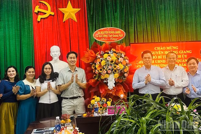 Lãnh đạo tỉnh Quảng Ngãi thăm, chúc mừng thầy cô giáo nhân Ngày nhà giáo Việt Nam 20/11.