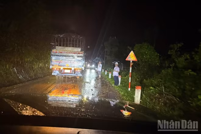 Sạt lở gây ách tắc giao thông trên đèo Violak.