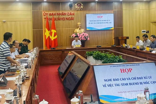Tỉnh Quảng Ngãi cùng các đơn vị, ngành chức năng bàn phương án ứng phó sự cố tàu Star Bueno bị mắc cạn.
