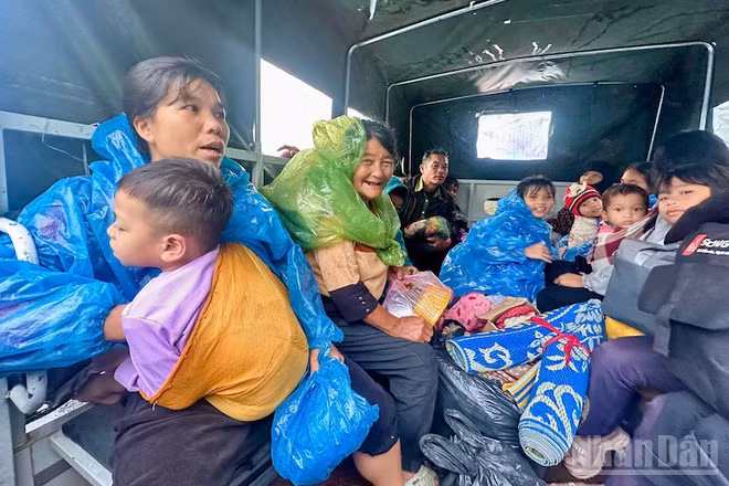 Xã Tây Trà Bồng sơ tán dân khu vực nguy cơ sạt lở đến nơi tập trung an toàn.