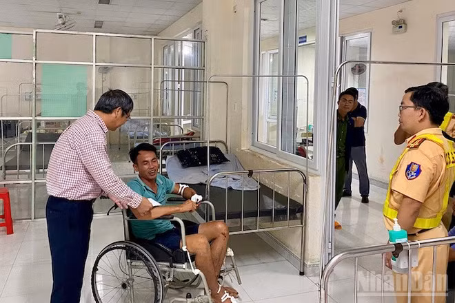 Đại diện lãnh đạo Sở Xây dựng tỉnh Quảng Ngãi thăm hỏi nạn nhân bị tai nạn giao thông trên đèo Ngọc Vin