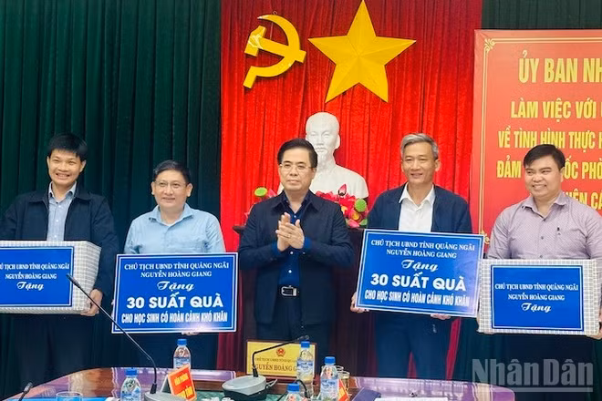 Chủ tịch Ủy ban nhân dân tỉnh Quảng Ngãi Nguyễn Hoàng Giang tặng quà học sinh khó khăn và động viên các xã miền núi.