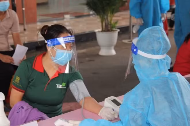 Tiêm vaccine phòng ngừa Covid-19. (Ảnh: Báo Nhân Dân)