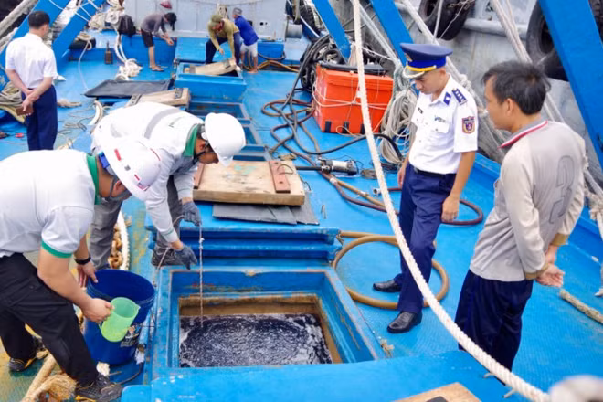 Tổ giám định tiến hành kiểm tra dầu trong khoang tàu. (Ảnh: Bộ Tư lệnh Vùng Cảnh sát biển 3)