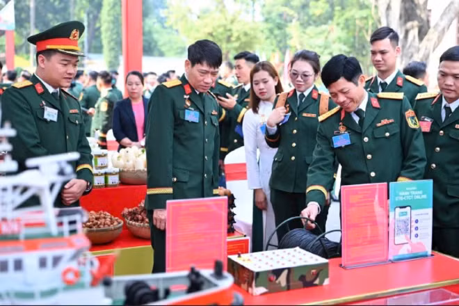 Các đại biểu tham quan khu vực trưng bày, triển lãm của Đại hội.