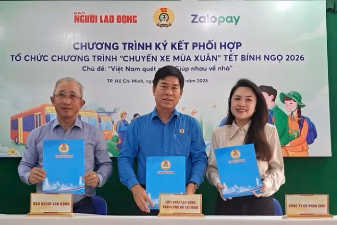 Đại diện 3 đơn vị chính thức ký kết khởi động Chuyến xe mùa Xuân 2026 (Ảnh: THÙY DƯƠNG)
