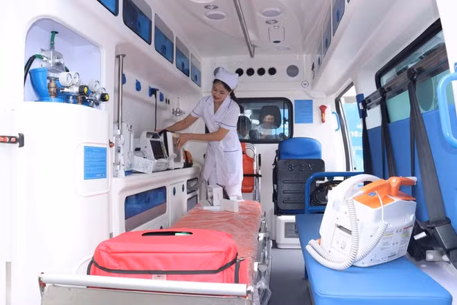 Mỗi xe cứu thương được ví như một “phòng cấp cứu di động”. (Ảnh: MẠNH TRẦN)