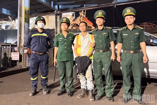 Cơ quan chức năng tạm giữ Toàn (áo trắng) sau khi phát hiện ma túy.