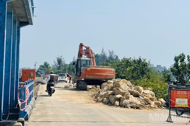 Doanh nghiệp phong tỏa đê kè Hòa Hà và tập kết đá, thiết bị nặng trên tuyến đê để thi công dự án.
