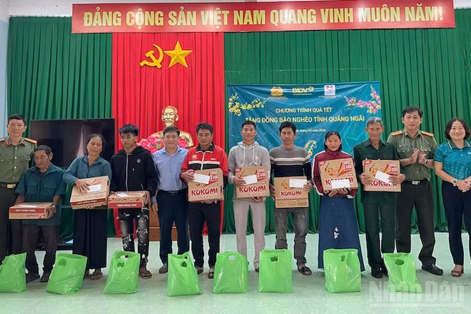 Lãnh đạo Phòng An ninh chính trị nội bộ, Công an tỉnh Quảng Ngãi và các đơn vị tặng quà hộ nghèo.