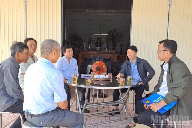 Chánh Thanh tra tỉnh Quảng Ngãi Thái Văn Tưởng và đoàn công tác trao đổi với người dân phường Đức Phổ.