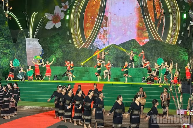 Chương trình nghệ thuật Măng Đen - Sắc hồng giữa đại ngàn.