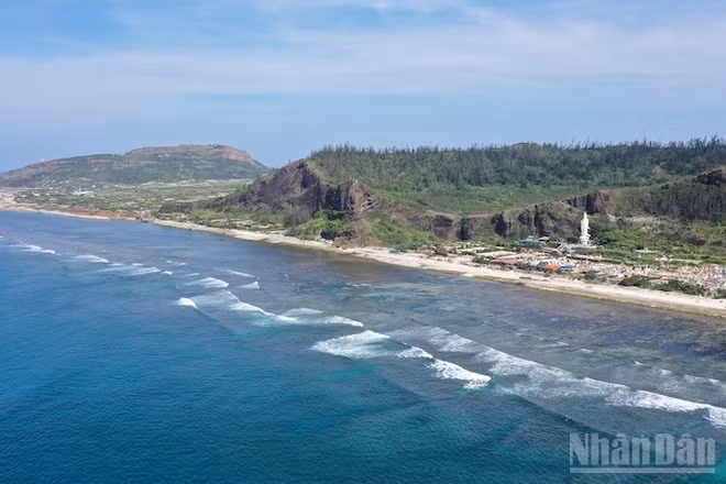 Đảo Lý Sơn có đường bờ biển 25km.