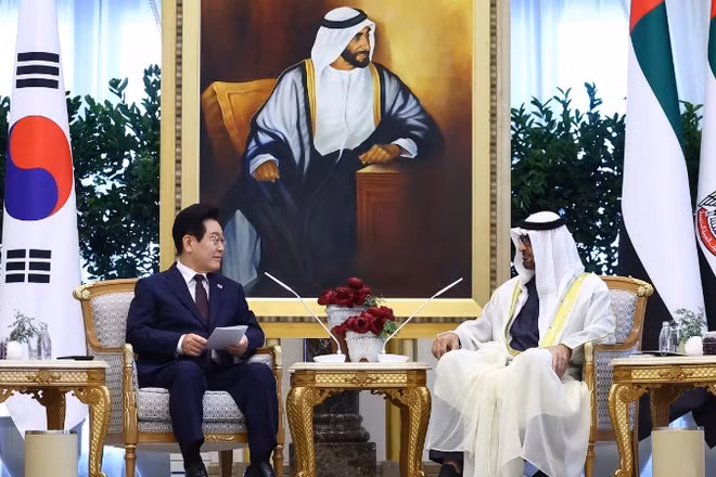 Tổng thống Hàn Quốc Lee Jae Myung (giữa, trái) và Tổng thống UAE Sheikh Mohamed bin Zayed Al Nahyan (giữa, phải) tại cuộc gặp ở Abu Dhabi ngày 18/11/2025. (Ảnh: Yonhap/TTXVN)