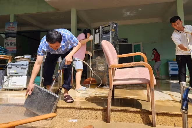 Dọn dẹp, vệ sinh các dụng cụ trang thiết bị y tế tại Bệnh viện Nhiệt đới tỉnh Khánh Hòa.